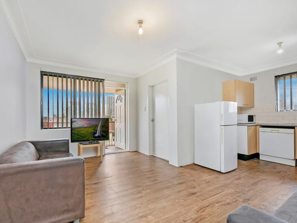 6/57 Harris St, Harris Park is listed for rent at $400 a week.