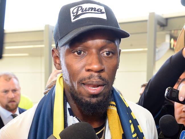 Usain Bolt talks to the media upon arrival at Sydney international airport on August 18, 2018. - Bolt, 31-year-old eight-time Olympic champion, arrived to start training with the A-League club Central Coast Mariners. (Photo by Saeed KHAN / AFP)
