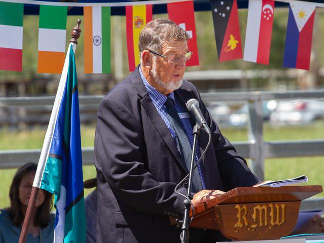 North Burnett Mayor Lez Hotz addresses the crowd.