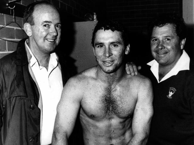 Stuart (C) with father Les (R) and Brother Bob Wallace (L) in Sydney, 02/04/1989. Picture: Dave Fullagher.