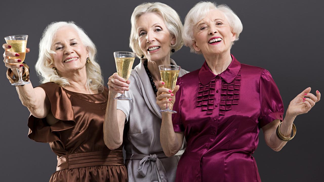 Попит возраст. Стереотипы старости и старения. Пожилые люди с вином. Алкоголь и старость. Группа сорокалетних девчонок.