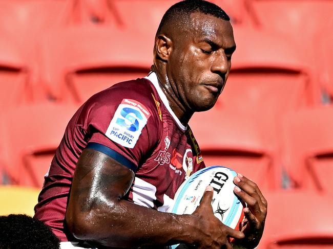 BRISBANE, AUSTRALIA - MARCH 19: Suliasi Vunivalu of the Reds catches the ball during the round four Super Rugby Pacific match between Queensland Reds and Fijian Drua at Suncorp Stadium, on March 19, 2023, in Brisbane, Australia. (Photo by Bradley Kanaris/Getty Images)