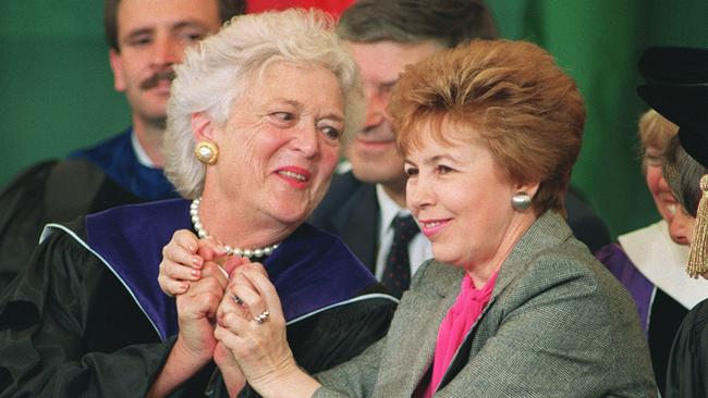 (FILES) In this file photo taken on June 01, 1990 Raisa Gorbachev (R), wife of Soviet President Mikhail Gorbachev, raises the hands of Barbara Bush (L), wife of US President George Bush, while the two were introduced at the Wellesley graduation ceremony in Wellesley, Massachusetts.  Former US first lady Barbara Bush died on Tuesday, April 17, 2018 at the age of 92 / AFP PHOTO / Don EMMERT