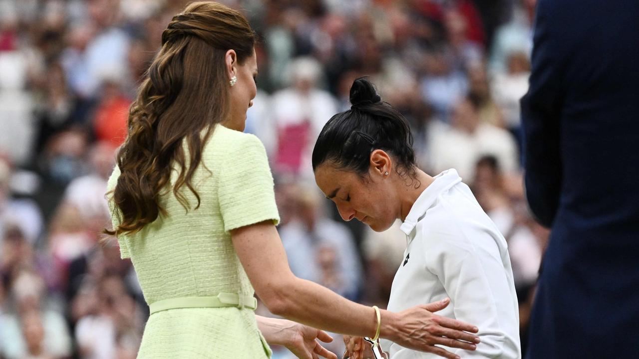 The Princess of Wales attempts to console Ons Jabeur after the Wimbledon final. (Photo by SEBASTIEN BOZON / AFP)