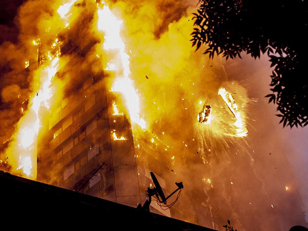 Dramatic pictures of the massive blaze at an apartment tower in central London, where people have died. Picture: Guilhem Baker/LNP