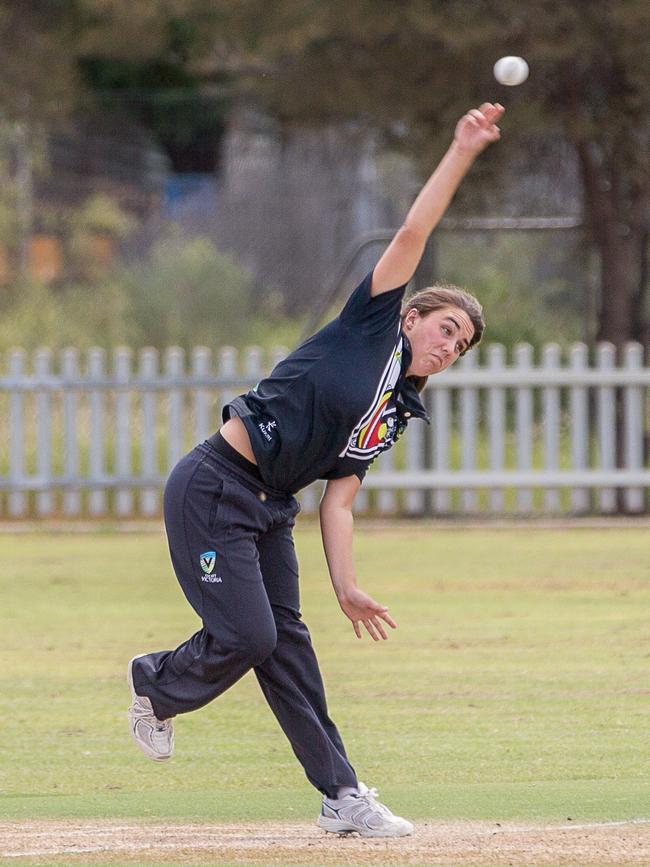 Merinda Hale bowls for Victoria. Picture: Jeff Tan