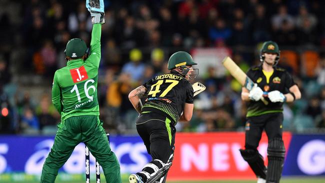 Pakistan's wicketkeeper Mohammad Rizwan (L) shouts a successful leg-before-wicket appeal against Australia's Ben McDermott (C) during the second Twenty20 match between Australia and Pakistan at the Manuka Oval in Canberra on November 5, 2019. (Photo by Saeed KHAN / AFP) / IMAGE RESTRICTED TO EDITORIAL USE - STRICTLY NO COMMERCIAL USE