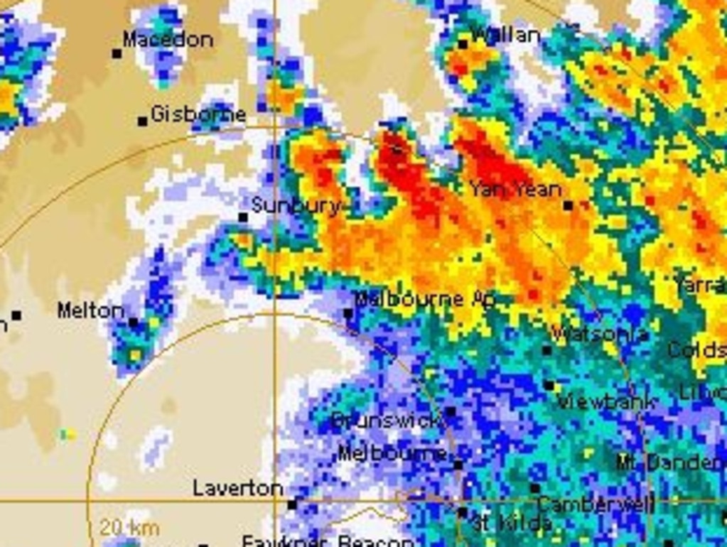 Heavy rain heading to eastern outer Eastern suburbs- 64 km Melbourne Radar Loop at 7:45 am 27th January 2022. Source: Bureau of Meteorology