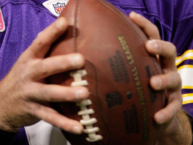 MINNEAPOLIS - OCTOBER 05: Quarterback Brett Favre #4 of the Minnesota Vikings warms up prior to the start of the game against the Green Bay Packers on October 5, 2009 at Hubert H. Humphrey Metrodome in Minneapolis, Minnesota. Jamie Squire/Getty Images/AFP == FOR NEWSPAPERS, INTERNET, TELCOS & TELEVISION USE ONLY ==