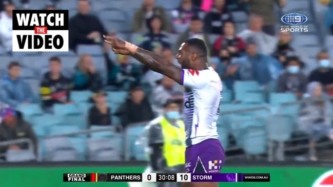 Suliasi Vunivalu runs the length of the field to score a try