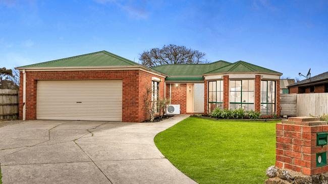 6 Sue Place, Carrum Downs, sold for $731,000 this morning.