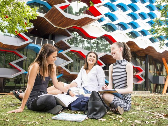 The Parade College students enrolled in the new pathway will be able to study a range of undergraduate courses in the Health Sciences, Humanities and Business schools at La Trobe University.