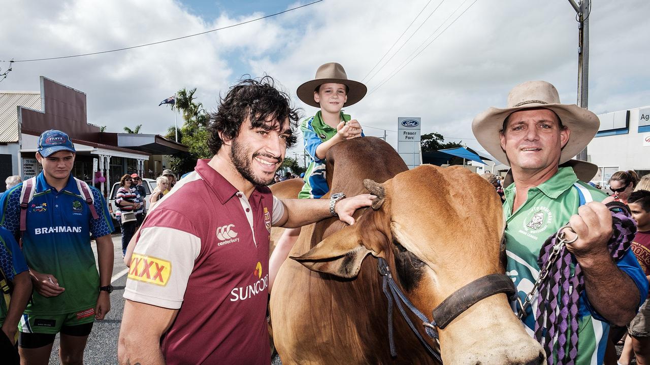 FOOTY FANS: Johnathan Thurston meets Justice the brahman during the State of Origin Fan Day in Proserpine in June 2015.