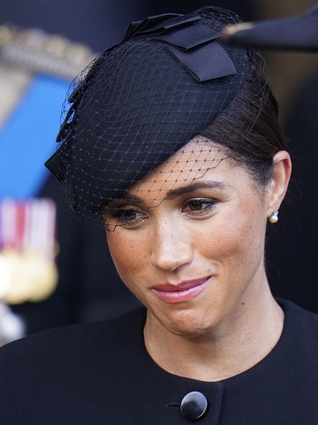 Meghan wearing a pair of pearl earrings from Her Majesty. (Photo Danny Lawson – WPA Pool/Getty Images)