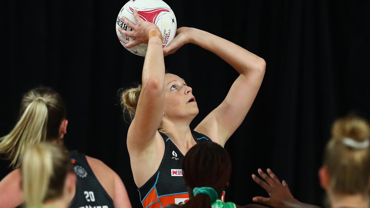 Jo Harten of the Giants shoots in the clash against West Coast Fever. Photo: Getty Images