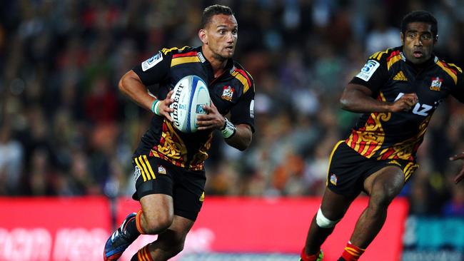 HAMILTON, NEW ZEALAND - MARCH 01: Aaron Cruden of the Chiefs makes a run with the support of teammate Asaeli Tikoirotuma during the round three Super Rugby match between the Chiefs and the Highlanders at Waikato Stadium on March 1, 2014 in Hamilton, New Zealand. (Photo by Anthony Au-Yeung/Getty Images)