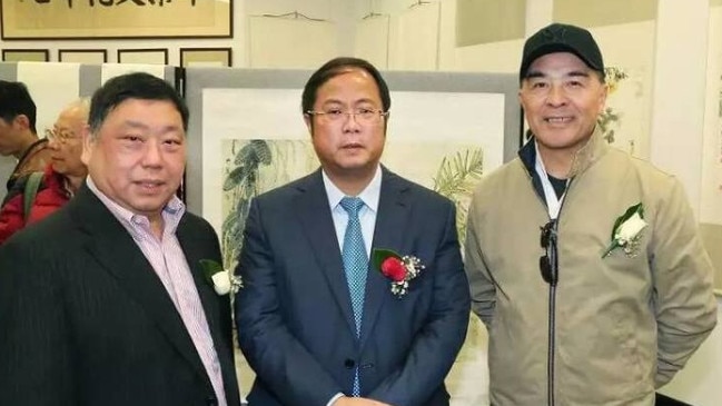 Chinese billionaire Huang Xiangmo (middle)