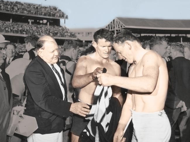 Darrel Baldock and Des Tuddenham swap jumpers after the 1966 Grand Final. Picture from “Celebrating 50 Years. 1966-2016. The Archive Collection”, which can be bought at stkilda.iconseriescollections.com or by calling 1800 736 096