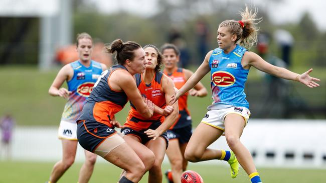 Erin McKinnon of the Giants competes with Kalinda Howarth of the Suns during the Round 1 AFLW match between the GWS Giants and Gold Coast Suns at Blacktown International Sportspark in Sydney, Saturday, February 8, 2020. (AAP Image/Brendon Thorne) NO ARCHIVING, EDITORIAL USE ONLY