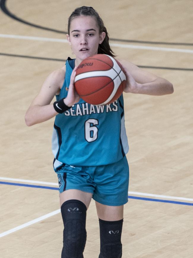 Holly McNamee for Seahawks. Div 2 Gold Medal Match North Gold Coast Seahawks Teal vs Southern Districts Titans. Under 16 Girls State Basketball Championships. Friday, April 15, 2022. Picture: Nev Madsen.