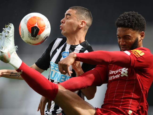 Newcastle United's Paraguayan midfielder Miguel Almiron (C) vies with Liverpool's English defender Joe Gomez during the English Premier League football match between Newcastle United and Liverpool at St James' Park in Newcastle-upon-Tyne, north east England on July 26, 2020. (Photo by OWEN HUMPHREYS / POOL / AFP) / RESTRICTED TO EDITORIAL USE. No use with unauthorized audio, video, data, fixture lists, club/league logos or 'live' services. Online in-match use limited to 120 images. An additional 40 images may be used in extra time. No video emulation. Social media in-match use limited to 120 images. An additional 40 images may be used in extra time. No use in betting publications, games or single club/league/player publications. /