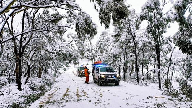 SES Bathurst crews clearing roads after snow in Gowan on Thursday. Picture: NSW SES Bathurst Unit/Facebook