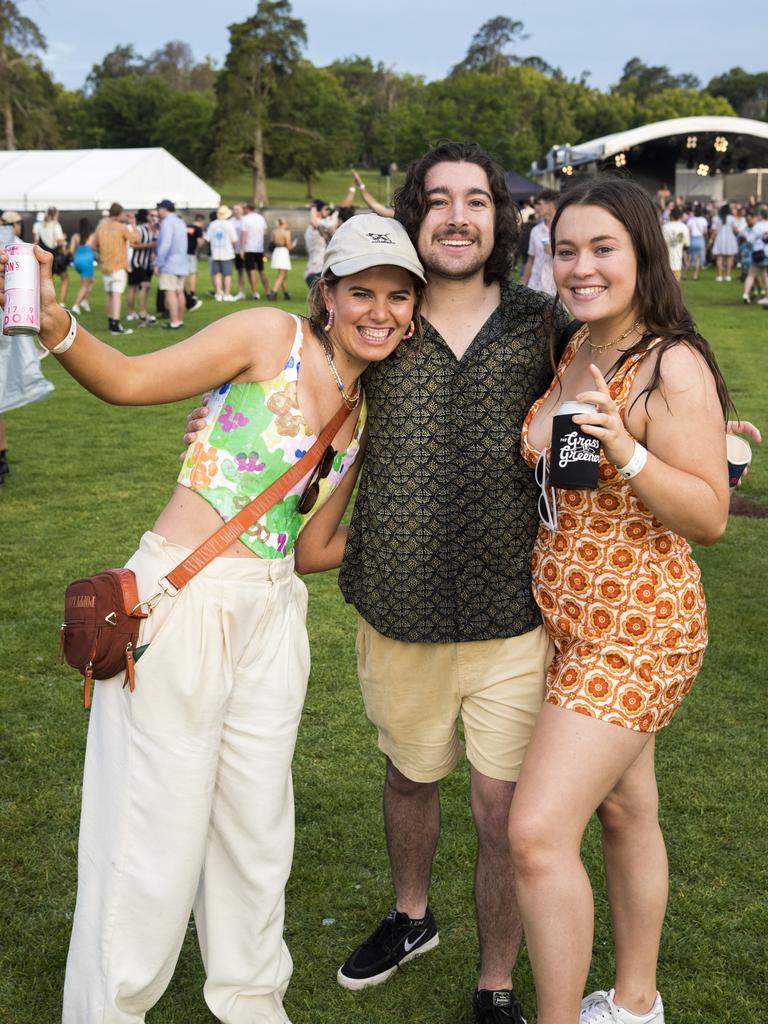 Brad Chambers with Harriet Mullany (left) and Hannah Eggerling at The Backyard Series in Queens Park, Saturday, November 6, 2021. Picture: Kevin Farmer