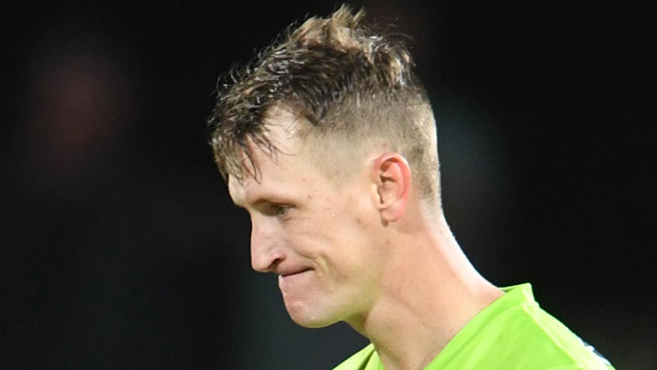 HOBART, AUSTRALIA - JANUARY 30: Chris Tremain of the Thunder celebrates the wicket of Mac Wright of the Hurricanes during the Big Bash League eliminator finals match between the Hobart Hurricanes and the Sydney Thunder at Blundstone Arena on January 30, 2020 in Hobart, Australia. (Photo by Steve Bell/Getty Images)