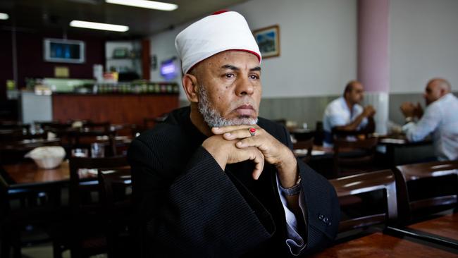 Muslim cleric Sheik Taj Din al-Hilali refused to sit and eat at the same table as a woman reporter from SBS when meeting to discuss his interpretation of the Koran.