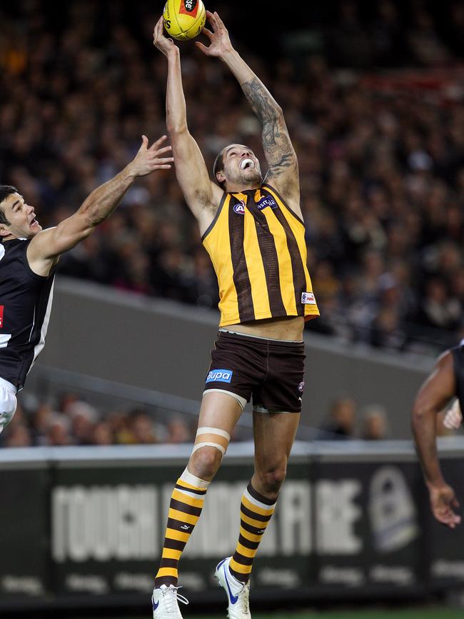 2011 Preliminary Final. Collingwood v Hawthorn. MCG. Lance Franklin marks infront of Chris Tarrant