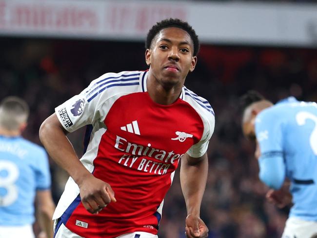 LONDON, ENGLAND - FEBRUARY 02: Myles Lewis-Skelly of Arsenal celebrates scoring his team's third goal during the Premier League match between Arsenal FC and Manchester City FC at Emirates Stadium on February 02, 2025 in London, England. (Photo by Alex Pantling/Getty Images)