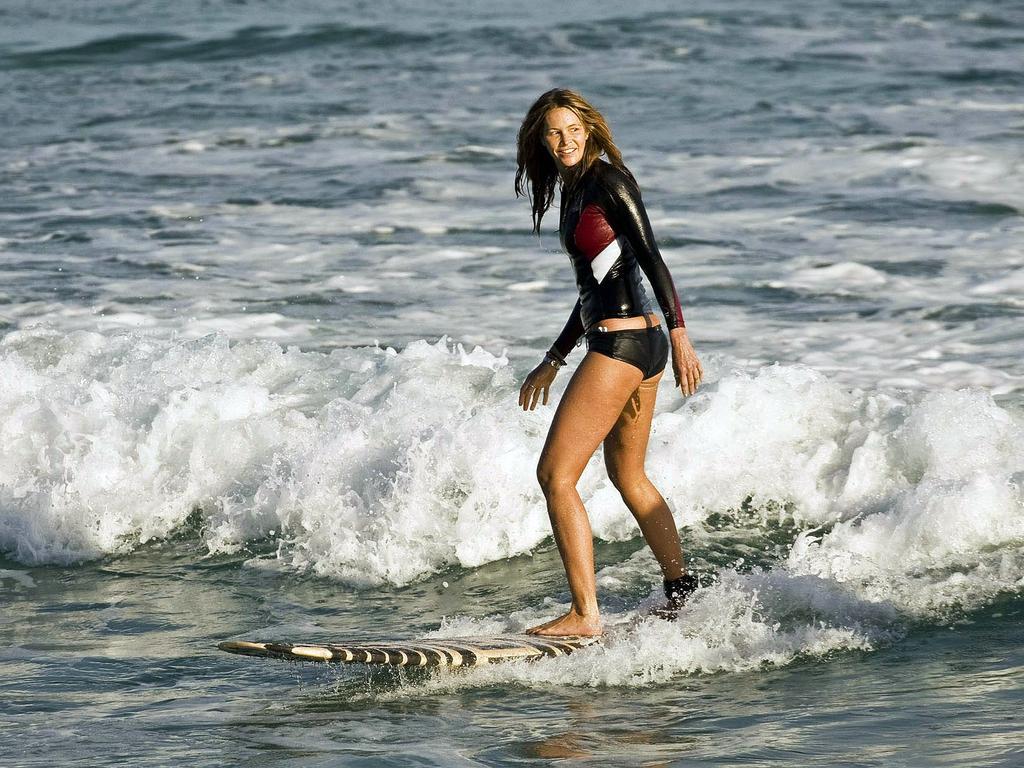 Elle surfing at in Wategos Beach in Byron Bay while on holiday with friends in 2008. Picture: Peter Carrette Archive/Getty Images