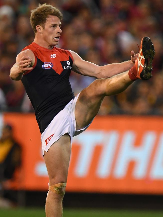 Mitch Hannan kicks for goal.