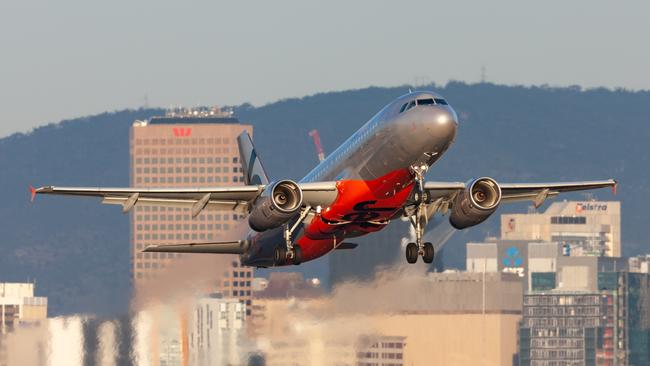 Jetstar Airways Airbus A320-232 airliner taking off from Adelaide Airport.