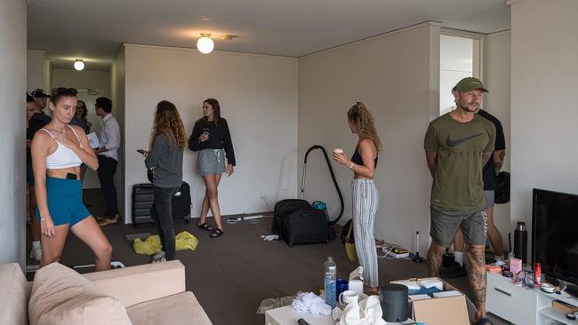 SYDNEY, AUSTRALIA - NewsWire Photos, FEBRUARY 03, 2024 : A crowd is queuing up for an open inspection of a rental property located in Bondi. Picture: NCA NewsWire / Flavio Brancaleone