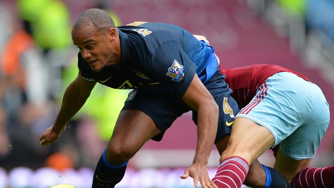 Manchester City's Belgian defender Vincent Kompany (L) vies with West Ham United's English midfielder Stewart Downing (R) during the English Premier League football match between West Ham United and Manchester City at Upton Park in London on February 11, 2014. AFP PHOTO / GLYN KIRK RESTRICTED TO EDITORIAL USE. No use with unauthorized audio, video, data, fixture lists, club/league logos or “live” services. Online in-match use limited to 45 images, no video emulation. No use in betting, games or single club/league/player publications.