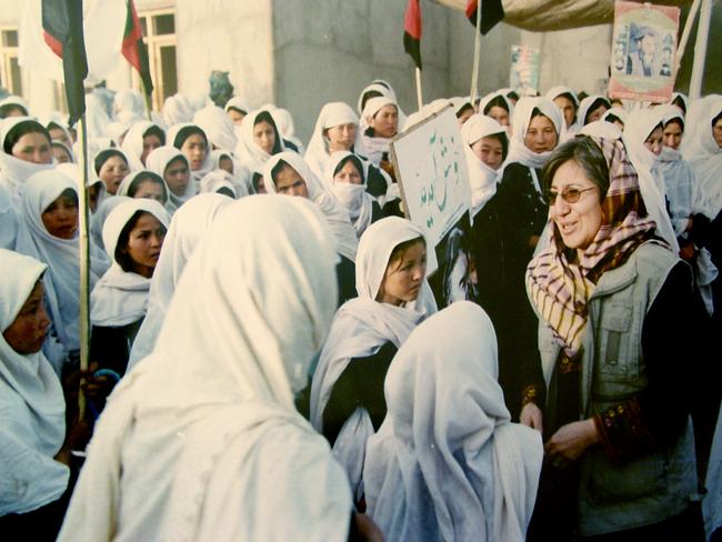 Sima with girls from book