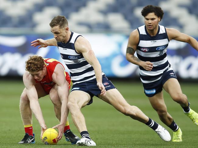 Selwood and Rowell contest the ball in the opening quarter.