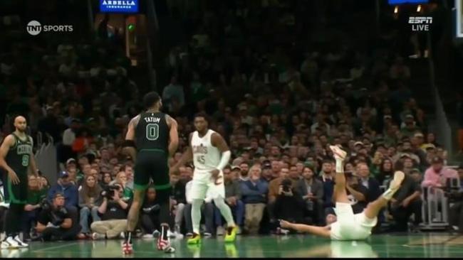 Tatum breaks ankles with buzzer beater 3