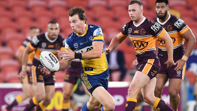 BRISBANE, AUSTRALIA - MAY 28: Clint Gutherson of the Eels passes during the round three NRL match between the Brisbane Broncos and the Parramatta Eels at Suncorp Stadium on May 28, 2020 in Brisbane, Australia. (Photo by Bradley Kanaris/Getty Images)