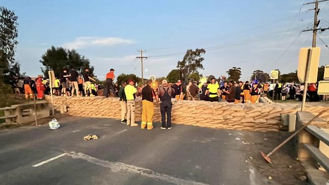 Sandbagging efforts on the Patchell Bridge. Picture: Dennis Greenwood.