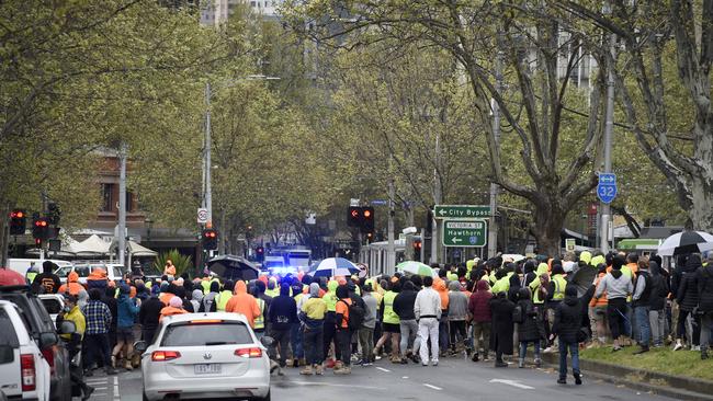 Hundreds of workers gathered outside the CFMEU to protest mandatory vaccinations. Picture: NCA NewsWire/Andrew Henshaw