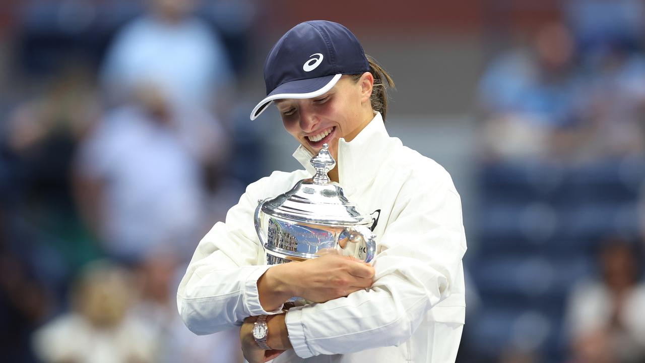 Iga Swiatek celebrates another French Open crown. Photo by Julian Finney/Getty Images.