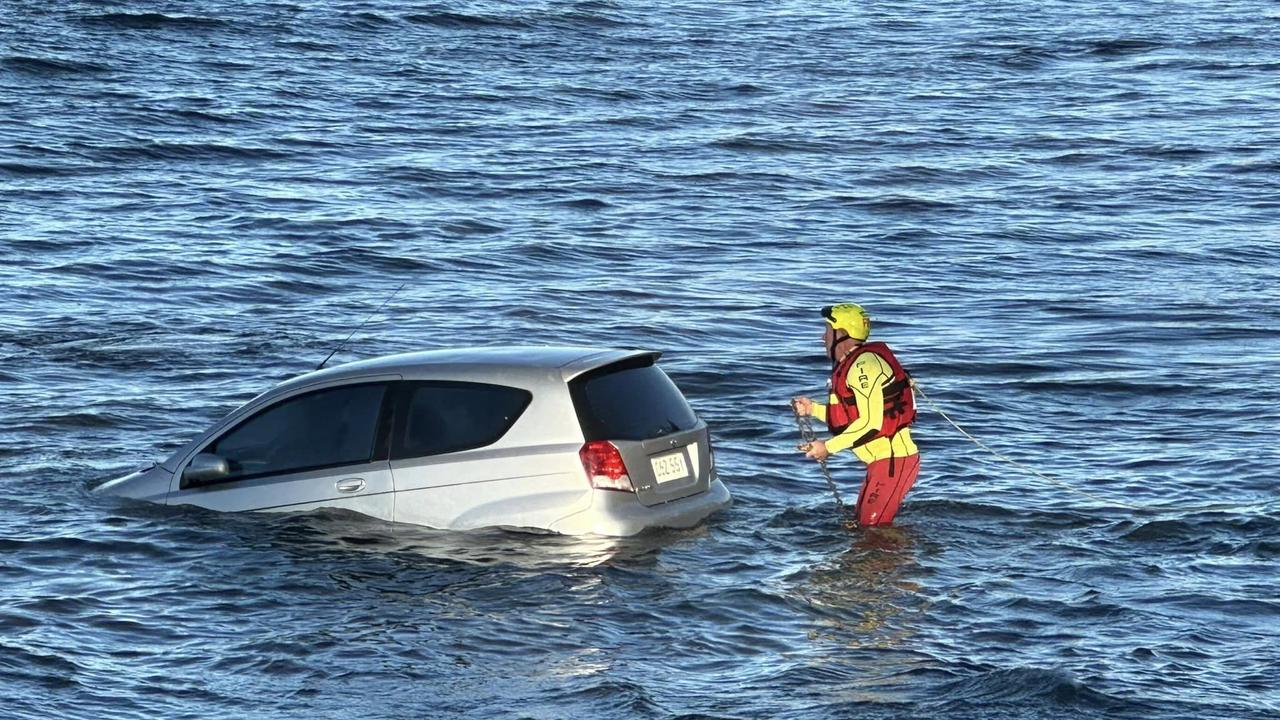 Car being removed from the ocean. Picture – Facebook.