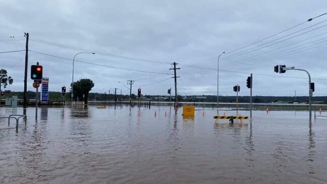 Traffic lights are still operating on submerged roads in Singleton on Thursday. Picture: NSW SES Singleton Unit