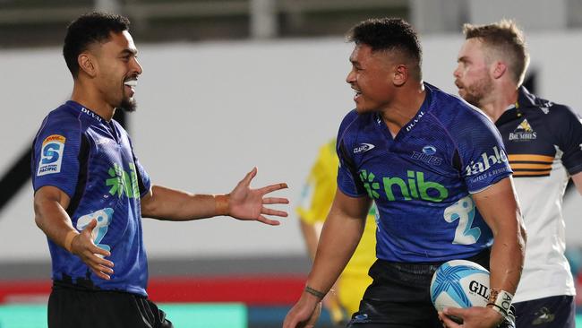 Caleb Clarke (R) celebrates his try with Stephen Perofeta of the Blues  during the semi final of the Super Rugby Pacific match between the Blues and Brumbies at Eden Park in Auckland on June 14, 2024. (Photo by MICHAEL BRADLEY / AFP)