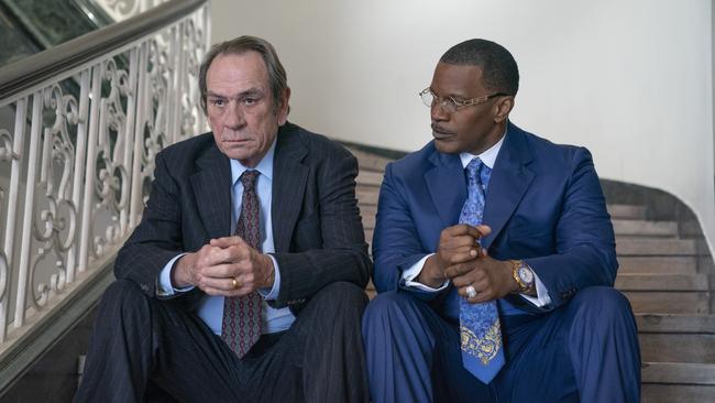 Tommy Lee Jones as Jeremiah O’Keefe and Jamie Foxx as Willie Gary in The Burial