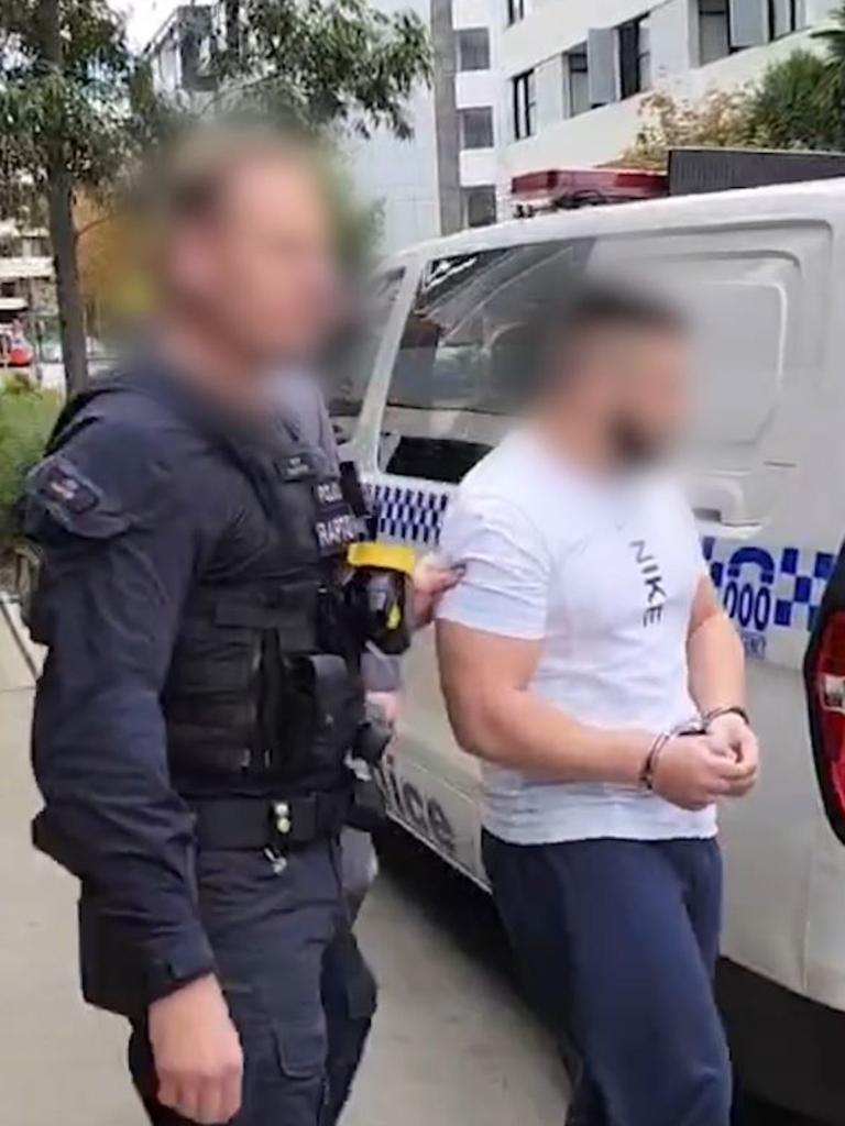 这名 20 岁男子于周四被捕后被警方带走。图片：提供/新南威尔士州警方