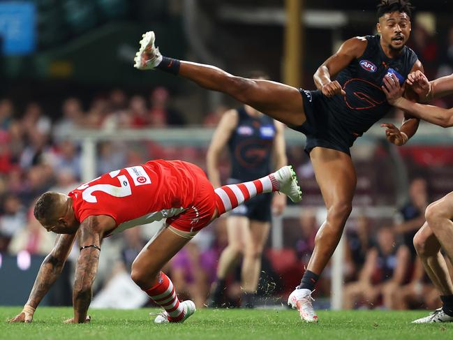 Lance Franklin and Connor Idun collide at the SCG.