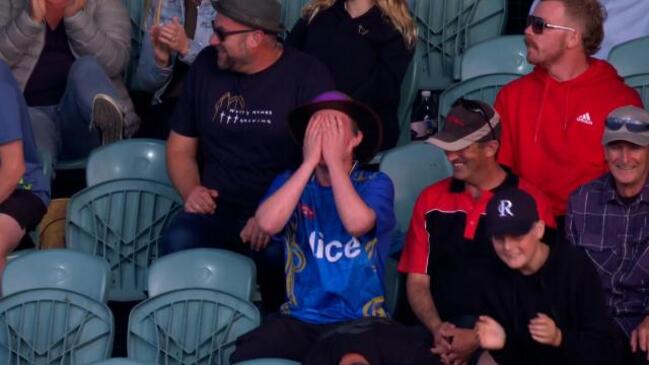 Fan hilariously blows up after dropping one-handed catch